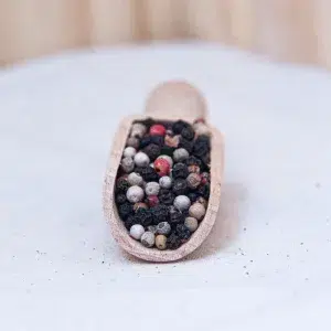 Explorez notre mélange de 3 baies, une combinaison harmonieuse de poivre noir, blanc et rose, offrant une symphonie aromatique parfaite pour sublimer vos plats. Ce mélange soigneusement élaboré allie la chaleur du poivre noir, la douceur du poivre blanc et le parfum fruité du poivre rose. Ensemble, ces trois baies créent une harmonie de saveurs qui enrichit vos viandes, poissons, sauces et plats végétariens. Ce mélange 3 baies est idéal pour ceux qui cherchent à ajouter une profondeur de goût et une complexité aromatique à leurs recettes. Découvrez comment cette combinaison d'épices peut transformer vos repas en expériences gastronomiques raffinées.