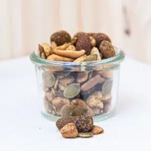 Découvrez notre mélange apéro curry, une composition exquise de noix et de graines soigneusement enrobées d'un mélange de curry savoureux. Chaque bouchée vous emmène dans un voyage gustatif, où les arômes chauds et épicés du curry se mêlent parfaitement à la croquant des noix et à la légèreté des graines. Ce mélange apéro curry, à la fois gourmand et exotique, apporte une touche d'originalité à vos apéritifs. Idéal pour vos soirées entre amis ou en famille, il rehausse vos moments de convivialité avec une explosion de saveurs orientales. Laissez vous séduire par ce mélange audacieux et épicé, pour une expérience apéritive inoubliable.