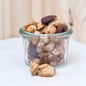 Laissez-vous tenter par notre mélange apéro mexicain, un mariage vibrant de noix et de graines rehaussées par des épices mexicaines authentiques. Ce mélange savoureux allie le croquant des noix de cajou, des amandes et des graines de tournesol avec des épices qui évoquent les marchés animés du Mexique. Vous découvrirez une explosion de saveurs grâce aux notes intenses de piment, de cumin et de paprika. Chaque bouchée offre une expérience gourmande et piquante, parfaite pour égayer vos moments de convivialité et vos apéritifs. Ce mélange apéro mexicain est idéal pour ceux qui recherchent une collation riche en saveurs, à la fois épicée et satisfaisante.