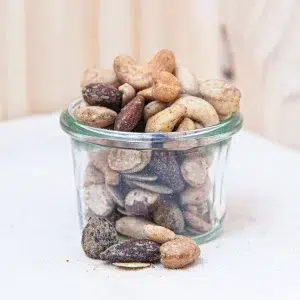 Savourez le mélange apéro herbes, une sélection raffinée de noix et de graines, agrémentée des herbes aromatiques typiques de la Provence. Ce mélange combine le croquant des amandes et des graines de tournesol, de courge et de sésame avec les saveurs ensoleillées du thym, du romarin et de l'origan. Chaque bouchée vous transporte dans les paysages pittoresques du sud de la France avec une expérience gustative authentique et parfumée. Idéal pour enrichir vos apéritifs ou vos moments de convivialité, ce mélange apéro herbes apporte une touche de sophistication à vos en-cas avec une délicate harmonie de textures et de saveurs.