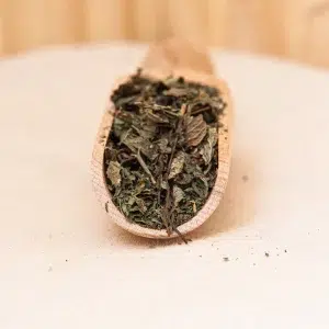 La menthe douce, aux feuilles d'un vert intense, dégage une fraîcheur aromatique envoûtante qui transforme chaque infusion en un moment de bien-être. Son parfum rafraîchissant et sa saveur délicate en font une herbe idéale pour préparer des tisanes relaxantes ou des boissons rafraîchissantes. La feuille de menthe douce est connue pour ses propriétés apaisantes et digestives. Offrant un soulagement naturel après les repas et un effet calmant en fin de journée. Elle se prête également à une variété de recettes culinaires, des desserts aux plats principaux. En ajoutant une note de fraîcheur subtile. Explorez les nombreux usages de cette menthe délicate pour enrichir vos moments de détente.