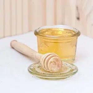 Notre miel d'acacia est d'une douceur exceptionnelle. Cet artisanat apicole délicieux offre des notes florales délicates, créant une expérience gustative raffinée. Plongez dans la richesse de ce miel pour une touche sucrée et naturelle. Idéal pour sucrer vos boissons chaudes, vos yaourts ou pour accompagner vos tartines, ce miel de qualité supérieure sublime chaque bouchée. Sa texture liquide et son goût léger le rendent incontournable pour les amateurs de miel. Appréciez les bienfaits de notre miel d'acacia, un trésor doré de la nature récolté avec soin pour votre plaisir au quotidien.