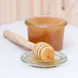 Découvrez notre miel de printemps, un nectar artisanal récolté selon des principes biologiques et respectueux de l’environnement. Ce miel d’exception offre une symphonie de saveurs florales et légères, capturant l’essence des fleurs de printemps dans chaque goutte. Parfait pour adoucir vos boissons, enrichir vos recettes de pâtisseries ou simplement déguster à la cuillère, ce miel est un véritable trésor de la nature. Son goût délicat et ses qualités nutritionnelles en font un choix idéal pour les amateurs de produits naturels et authentiques. Offrez vous un moment de douceur et de bien-être avec ce miel aux saveurs uniques.