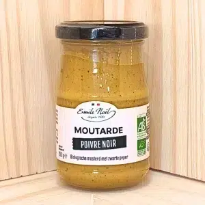 Découvrez notre moutarde au poivre noir, une fusion parfaite de piquant et d'arôme pour rehausser vos plats. Préparée avec des graines de moutarde de haute qualité et agrémentée de poivre fraîchement moulu. Cette moutarde offre une saveur riche et épicée qui éveille les papilles. Idéale pour accompagner vos viandes, charcuteries, sandwiches, et vinaigrettes, elle ajoute une touche de caractère à chaque bouchée. Sans additifs ni conservateurs, elle est réalisée avec des ingrédients naturels, garantissant un goût authentique et intense. Prête à l'emploi, elle s'intègre facilement à toutes vos recettes, transformant vos repas en véritables expériences gustatives. Offrez vous une expérience culinaire unique avec notre moutarde au poivre noir, et savourez la richesse d'une sauce épicée et raffinée.