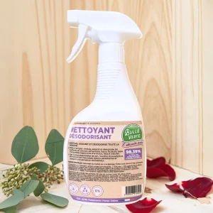 Le nettoyant désodorisant est le produit idéal pour nettoyer les surfaces et éliminer les mauvaises odeurs persistantes. Il est adapté aux tissus et convient aussi pour des surfaces en contact avec les aliments, garantissant une utilisation en toute sécurité. Ce produit supprime efficacement les odeurs tout en apportant une fraîcheur agréable. Grâce à son parfum enrichi aux huiles essentielles de pin, eucalyptus et menthe. Il nettoie en profondeur et rafraîchit les espaces avec une fragrance naturelle et revigorante. Parfait pour utiliser dans différentes pièces de la maison, le nettoyant désodorisant assure un environnement propre et agréable tout en éliminant les mauvaises odeurs.