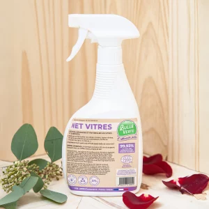 Le nettoyant vitres est spécialement formulé pour éliminer les traces et les graisses des vitres, miroirs, smartphones et autres surfaces modernes telles que le PVC et les bureaux. Sa formule garantit une surface impeccable sans laisser de traces. Ce produit est optimisé pour être utilisé avec une microfibre ou une raclette afin d’obtenir les meilleurs résultats. Parfumé aux huiles essentielles d'orange et d’eucalyptus, il apporte une fragrance fraîche et agréable pendant le nettoyage. Ce nettoyant est idéal pour ceux qui cherchent une solution efficace pour maintenir la propreté de leurs surfaces vitrées.