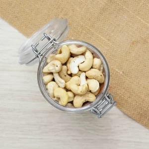 Explorez nos noix de cajou, un délice aux saveurs riches et à la texture crémeuse. Parfaites en collation équilibrée ou en ajout gourmand à vos plats, ces noix promettent une expérience gustative exquise qui ravira les amateurs de douceur. Nos noix de cajou sont idéales pour accompagner vos moments de détente, apportant une touche de douceur à chaque bouchée. Avec leur saveur subtile et leur texture unique, elles sauront conquérir votre palais. Dégustez les telles quelles ou incorporez les dans vos recettes préférées pour une touche croquante et savoureuse. Ces noix sont un indispensable dans votre cuisine.