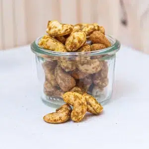 Savourez nos noix de cajou curry, une alliance parfaite de saveurs exotiques et d'une texture veloutée qui ravira vos papilles. Récoltées avec soin, elles sont délicatement enrobées d'un mélange de curry aromatique. Combinant des épices chaudes et savoureuses pour une expérience gustative riche et originale. Chaque bouchée vous transporte vers des horizons lointains grâce à l'équilibre entre douceur et épices, offrant une touche épicée et chaleureuse à vos moments de détente ou à vos apéritifs. Parfaites pour combler vos envies de snacks sains et savoureux, ces noix de cajou curry sont le choix idéal pour une pause gourmande pleine de caractère.