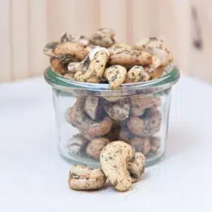Explorez nos noix de cajou herbes, une collation savoureuse et veloutée qui éveillera vos papilles. Ces noix, soigneusement sélectionnées pour leur texture croquante et leur qualité exceptionnelle, sont enrobées d'un mélange subtil d'herbes aromatiques fraîches. Ce mélange d'herbes, alliant le parfum du romarin, du thym et du basilic, crée une expérience gustative parfumée et délicate, parfaite pour les moments de détente ou les apéritifs. Chaque bouchée offre une harmonie de saveurs qui ravira les amateurs de snacks sains et raffinés. Savourez ces noix de cajou herbes comme un encas délicieux, apportant une touche authentique et gourmande à vos pauses.