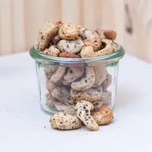 Découvrez nos noix de cajou poivre, une collation croquante et légèrement piquante qui ravira vos papilles. Récoltées avec soin, elles sont assaisonnées avec du poivre noir fraîchement moulu. Apportant une saveur audacieuse et relevée à chaque bouchée. L'équilibre entre la douceur crémeuse des noix et le piquant du poivre offre une expérience gustative à la fois simple et sophistiquée. Parfaites pour satisfaire vos envies de snacks sains et savoureux. Ces noix de cajou poivre sont idéales pour les moments de pause ou pour agrémenter vos apéritifs avec une touche d'intensité et de caractère.