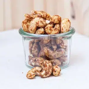 Laissez-vous tenter par nos noix de cajou sweet chili, une collation veloutée qui marie subtilement douceur et épices. Ces noix de cajou, soigneusement sélectionnées pour leur qualité, sont enrobées d'un mélange raffiné de d'épices, offrant un équilibre parfait entre douceur sucrée et une touche de piquant savoureux. Chaque bouchée révèle une texture croquante et une explosion de saveurs. Faisant de ces noix de cajou une option idéale pour satisfaire vos envies de snacks à la fois sains et gourmands. Parfaites pour les moments de détente ou les apéritifs. Ces noix de cajou sweet chili apportent une touche d'exotisme et de plaisir à vos pauses gourmandes.