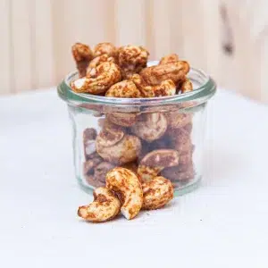 Appréciez nos noix de cajou tandoori, une collation raffinée alliant saveurs épicées et texture veloutée. Chaque noix de cajou est soigneusement sélectionnée et enrobée d'un mélange d'épices, offrant une expérience gustative exotique et légèrement fumée. Ces noix sont parfaites pour satisfaire vos envies de snacks sains et délicieux, tout en apportant une touche d'authenticité à vos pauses gourmandes. Leur croquant irrésistible et leur saveur riche en épices tandoori en font un choix idéal pour les moments de détente, les apéritifs ou pour ajouter du peps à vos plats. Offrez vous une pause snack à la fois nutritive et savoureuse avec nos noix de cajou tandoori.