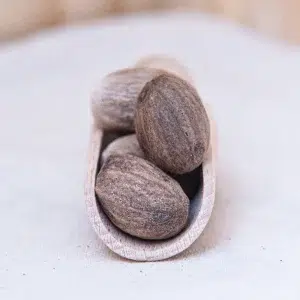 Explorez notre noix de muscade, une épice polyvalente qui ajoute une saveur chaleureuse et aromatique à vos plats. Récoltée avec soin, cette noix de muscade est idéale pour râper sur les purées, les soupes et les desserts. Sa saveur riche et légèrement sucrée se marie parfaitement avec une variété de recettes, qu'il s'agisse de plats salés ou sucrés. La noix de muscade fraîchement râpée offre un parfum intense et une profondeur de goût qui élèvent vos créations culinaires à un niveau supérieur. Utilisée dans les sauces, les gratins, ou même les boissons chaudes, elle apporte une touche de sophistication et de confort. Découvrez comment cette épice peut transformer vos repas en véritables expériences gastronomiques.