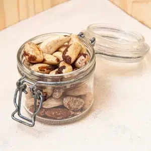Découvrez nos noix du Brésil, un joyau nutritif au goût riche et intense. Idéales en encas ou pour enrichir vos créations culinaires, elles captivent par leur saveur unique et leur texture croquante. Nos noix du Brésil sont soigneusement sélectionnées pour garantir une qualité exceptionnelle. Riches en sélénium et autres nutriments, elles soutiennent une alimentation équilibrée. Ajoutez les à vos plats pour une touche exotique et croquante. Emportez nos noix pour une collation énergisante et délicieuse. Plongez dans l'authenticité et la richesse de cette noix, un véritable trésor gustatif sain.