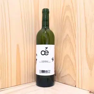 Bordeaux blanc de Oé vous propose un vin blanc élégant et vibrant, avec des notes de fleurs blanches comme le chèvrefeuille et des fruits exotiques comme l'ananas et la mangue. Cultivé dans le respect de la biodiversité, ce vin incarne l'harmonie entre la tradition bordelaise et l'innovation écologique. Parfait pour accompagner des fruits de mer, des salades ou des plats à base de poisson, Bordeaux blanc de Oé offre une expérience gustative rafraîchissante et équilibrée. Chaque bouteille reflète le savoir-faire et l'engagement pour une viticulture durable, faisant de ce vin un choix idéal pour ceux qui apprécient la qualité et la responsabilité environnementale.
