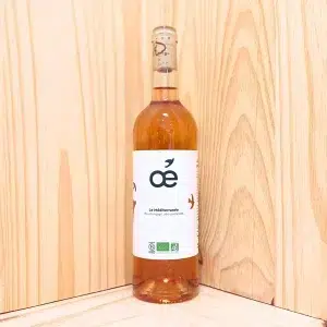 Méditerranée rosé de Oé est un vin rosé frais et délicat, avec des arômes subtils de fruits rouges et d'agrumes. Ce vin incarne la douceur et la légèreté des paysages méditerranéens, offrant une expérience gustative rafraîchissante et élégante. Chaque gorgée révèle l'engagement de Oé pour des pratiques viticoles durables et respectueuses de l'environnement. Idéal pour accompagner des repas estivaux, des apéritifs ou des moments de détente en plein air. Ce rosé Méditerranée de Oé est parfait pour ceux qui cherchent à savourer la simplicité et la beauté de la Méditerranée. Laissez vous transporter par la pureté et l'authenticité de ce vin exceptionnel.
