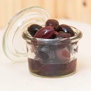 Découvrez nos olives Kalamata dénoyautées, véritables ambassadeurs des saveurs méditerranéennes. Originaire de Grèce, cette variété d'olive se distingue par sa couleur violette profonde et son goût riche et intense. Ces olives, soigneusement dénoyautées, sont prêtes à être intégrées dans vos plats favoris. Parfaites pour agrémenter vos pizzas, vos salades ou vos tapenades, elles offrent une expérience gustative authentique, rehaussée par leur texture ferme et leur saveur distincte. Offrez à vos papilles un voyage en Méditerranée avec ces olives Kalamata dénoyautées, qui ajouteront une touche de tradition et de qualité à vos préparations culinaires.