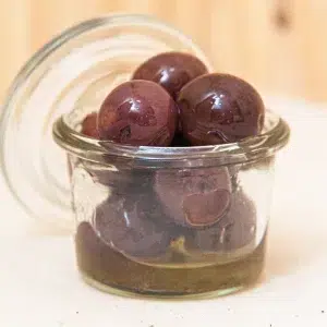 Découvrez nos olives noires géantes, de véritables pépites méditerranéennes aux saveurs intenses et envoûtantes. Ces olives sont soigneusement choisies pour leur taille imposante et leur chair généreuse, offrant une expérience gustative authentique. Leur goût riche et légèrement salé est le résultat d’un processus de maturation méticuleux, qui développe des saveurs profondes et complexes. Parfaites pour enrichir vos plats, elles sont idéales en antipasti, en tapas, ou dans vos plats de pâtes et salades. Ajoutez une touche méditerranéenne à vos repas avec ces olives noires géantes, véritables trésors de la cuisine du sud.