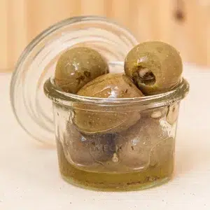 Découvrez nos olives vertes à l’ail, une expérience gustative méditerranéenne inoubliable. Ces olives, charnues et savoureuses, sont marinées avec de l’ail pour une combinaison de saveurs audacieuses et raffinées. L’ail ajoute une profondeur aromatique subtile, complétant la fraîcheur des olives pour un résultat harmonieux et délicieux. Parfaites en antipasti, en tapas ou comme ajout dans vos plats favoris, ces olives vertes à l’ail sont idéales pour vos moments de partage ou pour enrichir vos recettes de saveurs méditerranéennes. Savourez chaque bouchée et laissez vous transporter par les arômes envoûtants de ce mélange exquis.