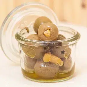 Découvrez nos olives vertes aux citrons confits, une symphonie de saveurs méditerranéennes qui enchantera vos papilles. Ces olives sont soigneusement sélectionnées pour leur texture juteuse et leur goût légèrement amer. Associées à des citrons confits pour une touche de vivacité et de fraîcheur, elles créent un mélange harmonieux et raffiné. Parfaites pour agrémenter vos apéritifs, vos plats de viandes ou même en ajout dans vos salades, ces olives apportent un équilibre subtil entre le goût acidulé du citron et la saveur riche des olives vertes. Offrez vous un voyage gustatif en Méditerranée avec chaque bouchée de ce délice savoureux.