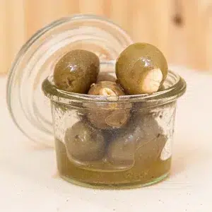Découvrez nos olives vertes aux amandes, une combinaison savoureuse et originale qui enrichira vos apéritifs et plats. Ces olives, fraîches et juteuses, sont farcies avec des amandes croquantes. Créant un contraste délicieux entre la douceur de l’olive et le croquant de l’amande. Cette harmonie de saveurs offre une expérience gustative raffinée et équilibrée, parfaite pour vos moments de convivialité. Idéales pour un apéritif élégant ou comme ajout dans vos salades et plats méditerranéens, ces olives vertes aux amandes apportent une touche de sophistication et de plaisir à votre table.