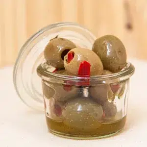 Découvrez nos olives vertes aux poivrons rouges, une fusion parfaite de saveurs méditerranéennes. Ces olives, savoureuses et juteuses, sont associées à des poivrons rouges doux, créant une expérience gustative harmonieuse et délicieuse. La fraîcheur des olives vertes se marie à merveille avec la douceur des poivrons rouges, offrant une explosion de saveurs en bouche. Que ce soit pour vos apéritifs, vos salades ou vos plats de pâtes, cette combinaison de saveurs apportera une touche méditerranéenne à vos repas. Laissez vous transporter par cette alliance subtile de saveurs pour un moment culinaire inoubliable.