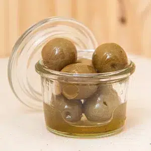 Découvrez nos olives vertes géantes, des délices méditerranéens qui apportent une touche authentique et généreuse à vos plats. Ces olives, cultivées avec soin, sont sélectionnées pour leur taille impressionnante et leur chair charnue. Leur goût légèrement amer et leur texture juteuse en font un choix parfait pour enrichir vos recettes. Que vous les utilisiez pour préparer des tapenades, des plats mijotés ou simplement comme en-cas savoureux, ces olives vertes géantes ajoutent une profondeur de saveur et une touche de l'authenticité méditerranéenne à vos repas. Découvrez l’essence de la cuisine du sud avec ces olives au goût incomparable.