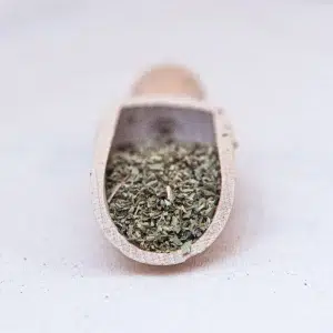 Découvrez nos flocons d'origan, une option pratique pour rehausser vos plats. Fabriqués à partir d'origan séché de qualité, ils sont faciles à saupoudrer sur vos pizzas, pâtes et salades. Leur arôme puissant et légèrement poivré ajoute une touche méditerranéenne authentique à vos recettes. Parfaits pour assaisonner des sauces, des marinades ou des viandes grillées, ils apportent une profondeur de saveur irrésistible. En plus d'être savoureux, l'origan est reconnu pour ses propriétés antioxydantes et anti-inflammatoires. Simplifiez votre cuisine tout en enrichissant vos plats avec nos flocons d'origan, pour une expérience culinaire raffinée et savoureuse.