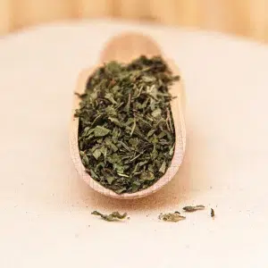 L'ortie, avec ses feuilles dentelées, incarne la puissance végétale et les vertus nutritives de la nature. Reconnue pour ses bienfaits médicinaux, cette plante offre une contribution précieuse aux tisanes revitalisantes. Apportant une expérience herbacée unique et bénéfique. En infusion, la feuille ortie est louée pour ses propriétés détoxifiantes et ses effets positifs sur la peau et le système immunitaire. Sa saveur douce et herbacée enrichit les tisanes, tandis que ses nutriments essentiels favorisent une meilleure santé. Explorez cette plante ancienne pour découvrir une source de vitalité et une touche de nature sauvage dans vos préparations et vos moments de relaxation.