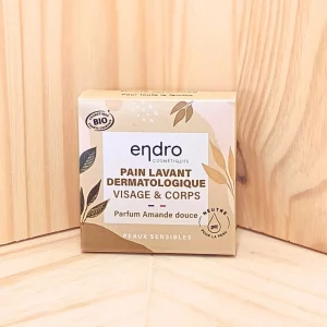 Explorez notre pain lavant amande au pH physiologique et découvrez une douceur inégalée, idéale pour les peaux les plus sensibles. Ce pain lavant est spécialement formulé pour être doux et respectueux, convenant aux femmes enceintes, aux bébés dès 3 mois, ainsi qu’aux peaux fragiles sujettes à l’eczéma ou au psoriasis. Sa formule hautement tolérante nettoie délicatement la peau tout en maintenant son équilibre naturel. Enrichi en extraits d'amande, ce pain lavant offre un soin apaisant et hydratant, parfait pour une utilisation quotidienne. Il laisse la peau douce, nourrie et confortable, tout en minimisant les risques d’irritations et en préservant l'intégrité de la barrière cutanée.