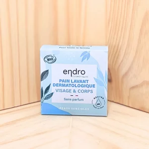 Découvrez notre pain lavant sans parfum au pH physiologique, conçu pour offrir une douceur exceptionnelle aux peaux les plus sensibles. Ce produit est idéal pour les femmes enceintes, les bébés dès 3 mois, et les personnes ayant des peaux fragiles, atopiques ou sujettes à l'eczéma et au psoriasis. Sa formule sans parfum et hautement tolérante assure un nettoyage doux et efficace tout en respectant l'équilibre naturel de la peau. Le pain lavant sans parfum nettoie en douceur, laissant la peau propre et hydratée sans agresser ni irriter. Adapté à un usage quotidien, il est parfait pour toute la famille et offre un soin respectueux et apaisant pour les peaux délicates.