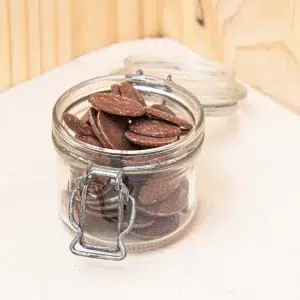 Explorez nos palets de chocolat au lait, de délicieuses bouchées sucrées pour une expérience gourmande inoubliable. Fabriqués avec un chocolat de qualité supérieure, ces palets de chocolat apportent une douceur crémeuse à vos pâtisseries et glaces. Chaque bouchée fond en bouche, offrant une saveur sucrée et onctueuse. Parfaits pour enrichir vos brownies, gâteaux, ou desserts maison, ces palets ajoutent une touche de douceur et de plaisir à vos créations. Savourez l’harmonie du chocolat dans chaque palet et créez des desserts irrésistibles. Optez pour nos palets de chocolat au lait pour des moments chocolatés délicieux.
