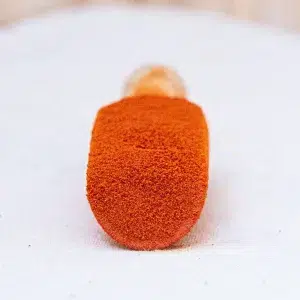 Découvrez notre paprika doux, une épice délicate qui apporte une touche de couleur et de douceur à vos plats. Cultivé avec soin, il offre une saveur subtile et légèrement sucrée, idéale pour rehausser vos recettes sans une chaleur excessive. Ce paprika est parfait pour ajouter une belle teinte rouge à vos plats, ainsi qu’une note douce et parfumée aux viandes, légumes, sauces et soupes. Utilisez le pour préparer des plats variés allant des classiques de la cuisine espagnole aux créations culinaires modernes. En découvrant comment cette épice peut enrichir vos recettes de sa douceur aromatique et de son éclat coloré.