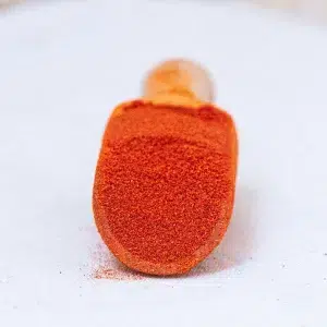 Découvrez notre paprika fumé, une épice riche en saveurs qui apporte une touche de fumée distinctive à vos plats. Cultivé avec soin, notre paprika fumé est séché au feu de bois, ce qui lui confère une intensité aromatique unique. Idéale pour donner une dimension authentique à vos recettes. Avec ses notes profondes et légèrement sucrées, il est parfait pour ajouter une saveur complexe aux viandes, aux légumes rôtis et aux sauces. Que ce soit pour un barbecue, un ragoût ou une marinade, ce paprika fumé enrichira vos plats d’une profondeur de goût inoubliable et d’un arôme envoûtant. Faites l’expérience de ce produit d’exception pour transformer vos recettes en véritables délices.