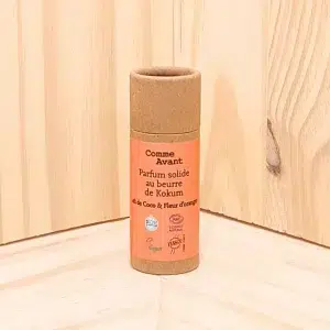 Découvrez notre parfum solide Coco Oranger, une fragrance enchanteresse et durable parmi huit senteurs raffinées. Ce parfum allie les arômes doux du coco à la fraîcheur vivifiante de l’orange, pour un mélange olfactif vibrant et agréable qui dure toute la journée. Formulé sans alcool ni conservateurs, ce parfum coco oranger solide utilise uniquement des ingrédients naturels, offrant une alternative élégante et saine aux parfums liquides traditionnels. Compact et pratique, il se glisse facilement dans votre sac pour des retouches parfumées tout au long de la journée. Offrez vous un parfum agréable et durable, tout en choisissant une option respectueuse de votre peau et de l'environnement.