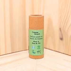 Explorez notre parfum solide Musc Bois de Hô, une fragrance captivante et durable parmi huit options exquises. Ce parfum associe le musc doux et sensuel aux notes boisées du bois de hô, offrant une senteur profonde et agréable qui se maintient toute la journée. Conçu sans alcool ni conservateurs, ce parfum utilise des ingrédients naturels pour une alternative élégante aux parfums liquides. Sa texture solide permet une application pratique et discrète, idéale pour des retouches parfumées en tout lieu. Adoptez ce parfum pour une expérience olfactive raffinée, tout en choisissant un produit respectueux de la peau et de l'environnement.