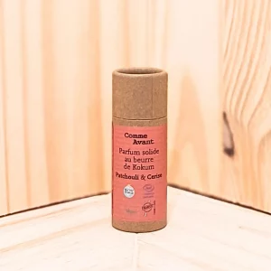 Découvrez notre parfum solide Patchouli Cerise, une fragrance envoûtante et durable, disponible en huit senteurs raffinées. Ce parfum solide allie l’arôme riche du patchouli à la douceur fruitée de la cerise, créant une expérience olfactive unique qui persiste tout au long de la journée. Sans alcool ni conservateurs, il est fabriqué avec des ingrédients naturels pour une application simple et agréable. Emportez le partout avec vous et profitez de son parfum agréable qui se fixe bien sur la peau. Ce parfum est idéal pour ceux qui recherchent une alternative élégante aux parfums liquides, tout en restant dans une démarche de consommation plus naturelle et respectueuse de l’environnement.