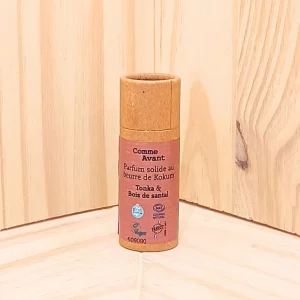 Découvrez notre parfum solide Tonka Bois Santal, une fragrance raffinée et durable parmi huit choix envoûtants. Ce parfum allie les notes chaleureuses du bois de santal à la douceur subtile de la fève tonka, créant une expérience olfactive élégante et persistante. Sa formulation, sans alcool ni conservateurs, utilise uniquement des parfums naturels pour une option respectueuse de votre peau et de l'environnement. Compact et facile à appliquer, ce parfum solide est parfait pour les retouches parfumées tout au long de la journée. Profitez d’une senteur sophistiquée qui reste sur la peau et vous accompagne avec délicatesse. Tout en faisant un choix conscient pour des produits plus naturels et durables.