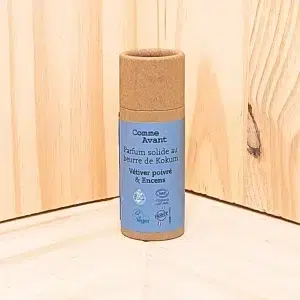 Découvrez notre parfum solide Vétiver Encens, une fragrance captivante et durable disponible en huit senteurs élégantes. Ce parfum associe les notes terreuses et boisées du vétiver à la profondeur mystique de l’encens, créant une expérience olfactive riche et persistante. Conçu sans alcool ni conservateurs, ce parfum utilise uniquement des ingrédients naturels pour une alternative raffinée et respectueuse de la peau. Compact et pratique, il est idéal pour une application facile et pour emporter partout avec vous. Ce parfum solide est parfait pour ceux qui recherchent une solution élégante et durable pour une fragrance envoûtante tout au long de la journée.