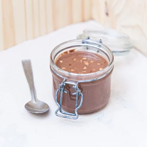 Notre pâte à tartiner crunchy crêpe dentelle est une harmonie parfaite entre l'onctuosité de la noisette, la richesse du chocolat et le croustillant de la crêpe dentelle. Cette combinaison offre une expérience unique, créant une symphonie de textures et de saveurs inégalée. Chaque cuillerée est un voyage gourmand qui mêle douceur, croquant et intensité chocolatée. Idéale pour les petits déjeuners, les goûters ou pour sublimer vos desserts, cette pâte à tartiner crunchy ravira petits et grands. Découvrez le plaisir d'une recette authentique et gourmande, parfaite pour toutes les occasions, et laissez vous séduire par cette délicieuse création qui transformera chaque moment en un instant de pur bonheur culinaire.