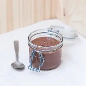 Découvrez notre pâte à tartiner noisettes cacao, une fusion exquise de saveurs riches et onctueuses. Sans huile de palme et préparée avec des ingrédients de premier choix, cette pâte offre un goût harmonieux de noisettes grillées et de cacao intense. Sa texture crémeuse et veloutée est parfaite pour vos tartines matinales, vos goûters ou même pour ajouter une touche gourmande à vos recettes de desserts. Laissez vous séduire par une expérience culinaire où chaque cuillerée révèle l'équilibre parfait entre douceur et intensité, pour un plaisir savoureux à chaque bouchée. Offrez vous un moment de délice avec cette pâte à tartiner noisettes exceptionnelle.