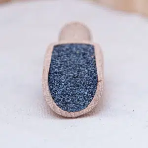 Découvrez nos graines de pavot. De petites merveilles croquantes qui ajoutent une texture délicate et une saveur de noisette à vos créations culinaires. Ces graines de pavot sont idéales pour saupoudrer sur les pains, les pâtisseries et les biscuits, apportant à vos recettes une touche de croquant et un goût subtil. Leur saveur douce et légèrement sucrée s’intègre parfaitement dans les recettes sucrées comme les muffins, les brioches, ou les gâteaux, mais elles se marient aussi très bien avec des plats salés comme les salades et les sauces. Riches en nutriments, elles sont une excellente source de calcium et de fibres. Ajoutez une touche raffinée et gourmande à vos préparations avec nos graines de pavot de qualité supérieure.