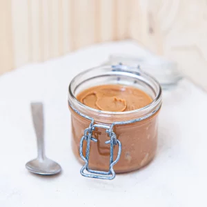 Notre peanut butter toasté est une source riche en protéines, lipides et acides gras insaturés. Sans huile de palme, cette préparation offre une expérience gustative intense, parfaite pour les amateurs de beurre de cacahuètes authentique. Avec sa texture crémeuse et son goût légèrement grillé, il est idéal pour tartiner, cuisiner ou pour ajouter à vos smoothies et pâtisseries. Profitez d'un plaisir sain et gourmand avec notre peanut butter toasté, qui allie bienfaits nutritionnels et saveur incomparable. Découvrez une nouvelle manière de savourer le beurre de cacahuètes, tout en prenant soin de votre santé.