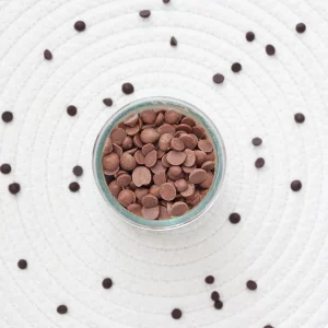 Découvrez nos pépites de chocolat au lait, de délicieuses gouttes sucrées pour égayer vos créations gourmandes. Fabriquées avec un chocolat de haute qualité, ces pépites ajoutent une touche fondante et sucrée à vos pâtisseries. Parfaites pour enrichir vos cookies, brownies ou gâteaux, elles offrent une texture agréable et un goût doux de chocolat au lait. Savourez la douceur du chocolat au lait dans chaque bouchée et transformez vos recettes en délices irrésistibles. Optez pour nos pépites de chocolat au lait pour des créations sucrées qui raviront les amateurs de chocolat.