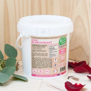 Le percarbonate de soude est un produit puissant pour rétablir la blancheur des textiles en libérant de l'oxygène actif au contact de l'eau. Idéal pour les tissus blancs, grisonnants ou jaunâtres, il offre une double action à la fois détachante et blanchissante. Le percarbonate de soude élimine les impuretés incrustées et restaure la couleur d'origine des textiles. Redonnant ainsi leur éclat aux vêtements et aux linges. Efficace dès 40°C, il peut être utilisé pour le linge blanc en machine ou en prétraitement des taches. Sa capacité à revitaliser les couleurs et à détacher en profondeur en fait un produit indispensable pour garder vos textiles en parfait état.