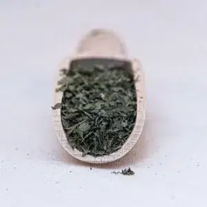 Découvrez nos flocons de persil, une solution pratique pour enrichir vos plats de la saveur fraîche et herbacée du persil. Fabriqués à partir de persil séché de qualité, ces flocons sont parfaits pour saupoudrer sur vos plats salés et salades. Leur goût délicat et légèrement piquant ajoute une touche de verdure et de fraîcheur à vos recettes, qu'il s'agisse de soupes, de ragoûts, ou de plats de pâtes. En plus de rehausser les saveurs, le persil est riche en vitamines et minéraux, offrant des bienfaits nutritionnels importants. Utilisez nos flocons de persil pour apporter une note de fraîcheur et une explosion de saveurs à vos préparations culinaires avec une simplicité déconcertante.