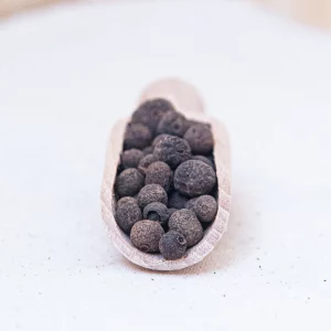 Découvrez notre piment de la Jamaïque, une épice aux notes chaleureuses de cannelle et de clou de girofle. Originaire des Caraïbes, ce condiment offre une touche exotique qui éveille les papilles avec une expérience culinaire unique. Ce piment, également connu sous le nom de "piment de la Jamaïque", apporte une chaleur douce et un mélange complexe d’arômes à vos plats. Parfait pour assaisonner vos viandes, vos marinades et vos desserts, il est également idéal pour les plats d’inspiration créole ou antillaise. Utilisez le pour explorer de nouvelles dimensions gustatives et enrichir vos recettes avec une saveur captivante et authentique.