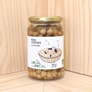 Découvrez nos pois chiches 260g au naturel, un trésor de la cuisine méditerranéenne. Cultivés avec soin, nos pois chiches sont sélectionnés pour leur qualité supérieure et leur texture tendre. Riches en protéines, fibres et nutriments essentiels, ils sont parfaits pour des repas sains et équilibrés. Prêts à l'emploi, ils sont idéaux pour une multitude de recettes : houmous onctueux, salades croquantes, ragoûts réconfortants ou couscous savoureux. Leur goût délicat et leur polyvalence en font un incontournable de votre cuisine. Nos pois chiches naturels sont sans additifs ni conservateurs, vous offrant une alimentation pure et authentique. Ajoutez une touche de tradition et de bien-être à vos plats avec nos pois chiches 260g au naturel, pour des repas savoureux et nutritifs au quotidien.
