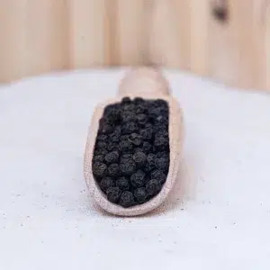 Explorez notre poivre noir de Kampot, une épice d'exception cultivée dans la région cambodgienne de Kampot. Prisé pour son arôme riche et sa saveur intense, ce poivre noir est récolté à la main, puis séché pour préserver toute sa complexité. Chaque grain offre un mélange de chaleur piquante et de notes boisées, parfait pour sublimer vos plats. Ce poivre est idéal pour les marinades, les sauces et les plats en sauce, apportant une profondeur de saveur qui enrichira vos préparations culinaires. Découvrez comment ce poivre noir de Kampot peut transformer vos recettes avec une qualité exceptionnelle et une richesse aromatique inégalée.