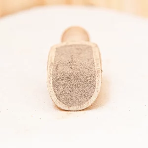 Explorez notre poivre noir moulu, une épice raffinée qui ajoutera une saveur robuste et un arôme intensément parfumé à chacun de vos plats. Grâce à sa texture fine, notre poivre noir est l'élément idéal pour sublimer vos recettes, des plats de viande aux légumes grillés. Ce poivre, récolté avec soin, offre une chaleur subtile qui rehausse le goût des aliments sans les dominer. Que ce soit pour assaisonner vos plats quotidiens ou pour apporter une touche piquante à vos préparations gastronomiques, notre poivre noir moulu est l’épice indispensable pour enrichir vos recettes avec une profondeur de saveur et une qualité irréprochable.